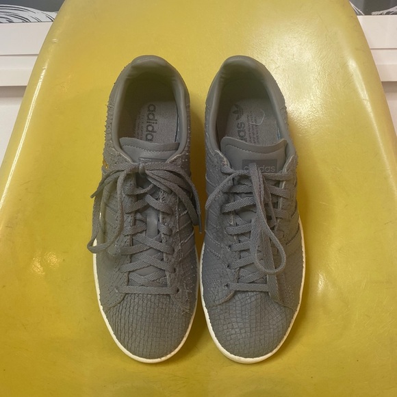 Adidas Textured Sneaker Sz 8.5 - Picture 1 of 10